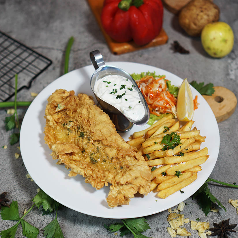 Fish and chips dengan kentang goreng dan saus